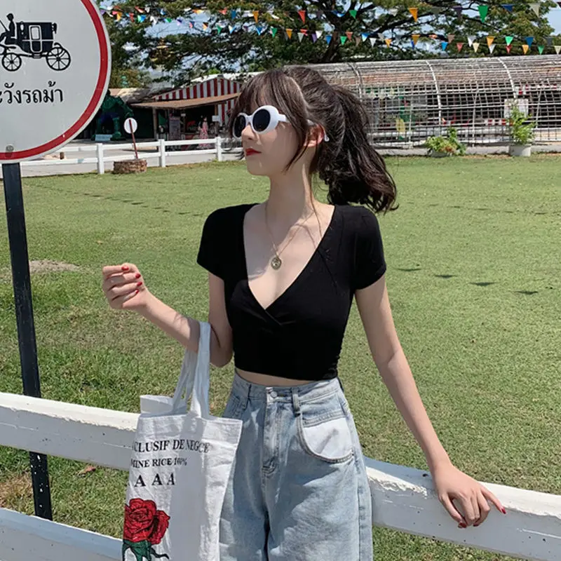 

Short Sleeved T-Shirt With Deep V-Neck, Worn Outside, Low Cut, Slim Fit, Exposed Navel Short Style, Trendy Student Top