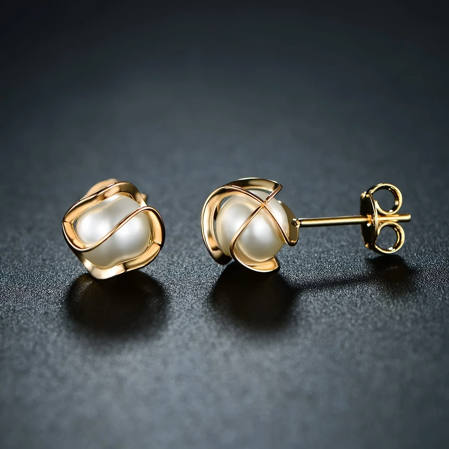 Fashionable and simple twisted bud design, creative light luxury women's earrings