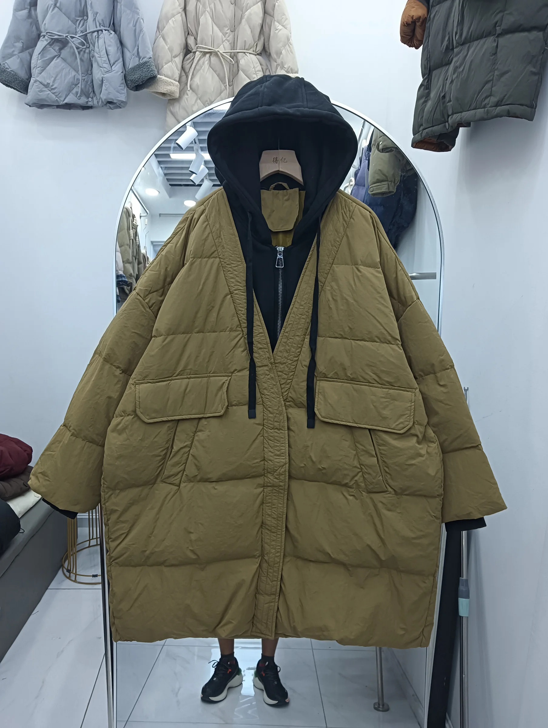 سترة نسائية جديدة موديل 2025 متوسطة الطول بقلنسوة كورية من Jaet ملابس خارجية حرارية من ريش الدفء باللون الأبيض