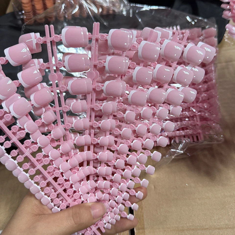 120 puntas de uñas de los pies falsas cortas cuadradas, color rosa, francesas suaves de gel con presión, uñas de los pies falsas con borde blanco, cobertura completa 4