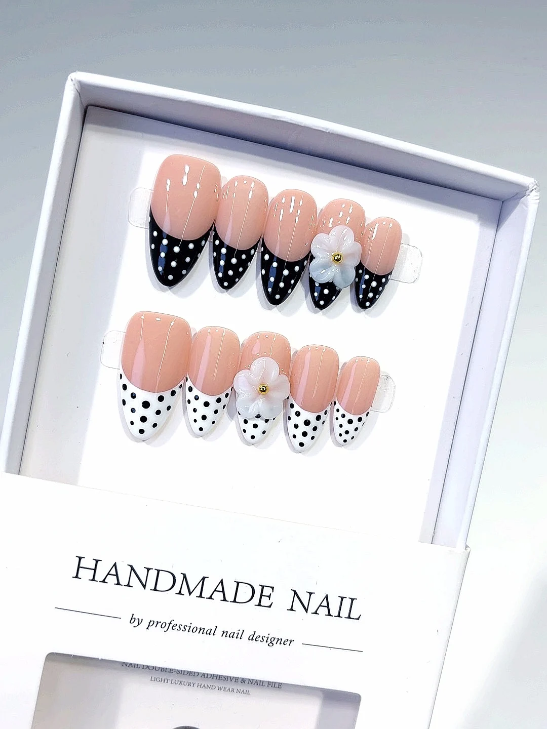 

Nude & Polka Dot 3D Flower Almond Press on Nails, Handmade False Nails Set for Women (10 Pcs)-D557
