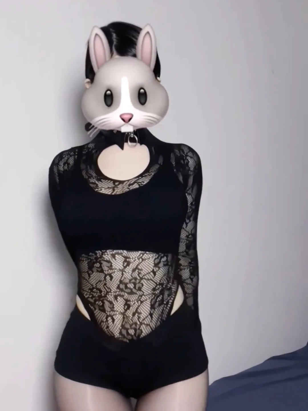 

Сексуальный комплект из двух предметов: облегающий комбинезон с вырезами и ботильоны для модных девушек. Зимний образ «Чистое желание».