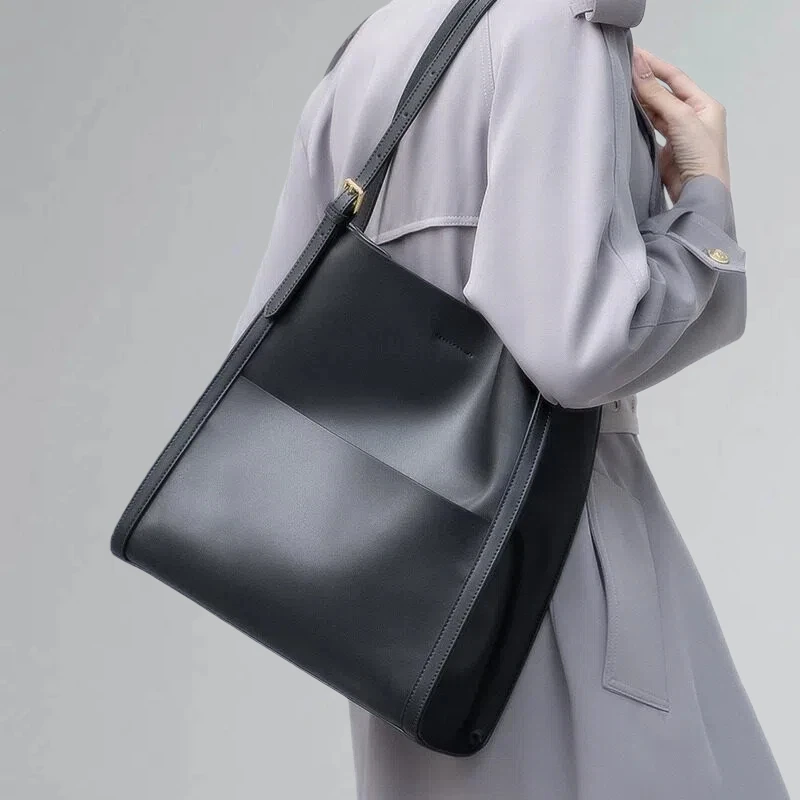 

New Genuine Leather Tote Bag for Women Large Capacity Commuter Shoulder Handbag Fashionable High-End Versatile Daily Use Purse