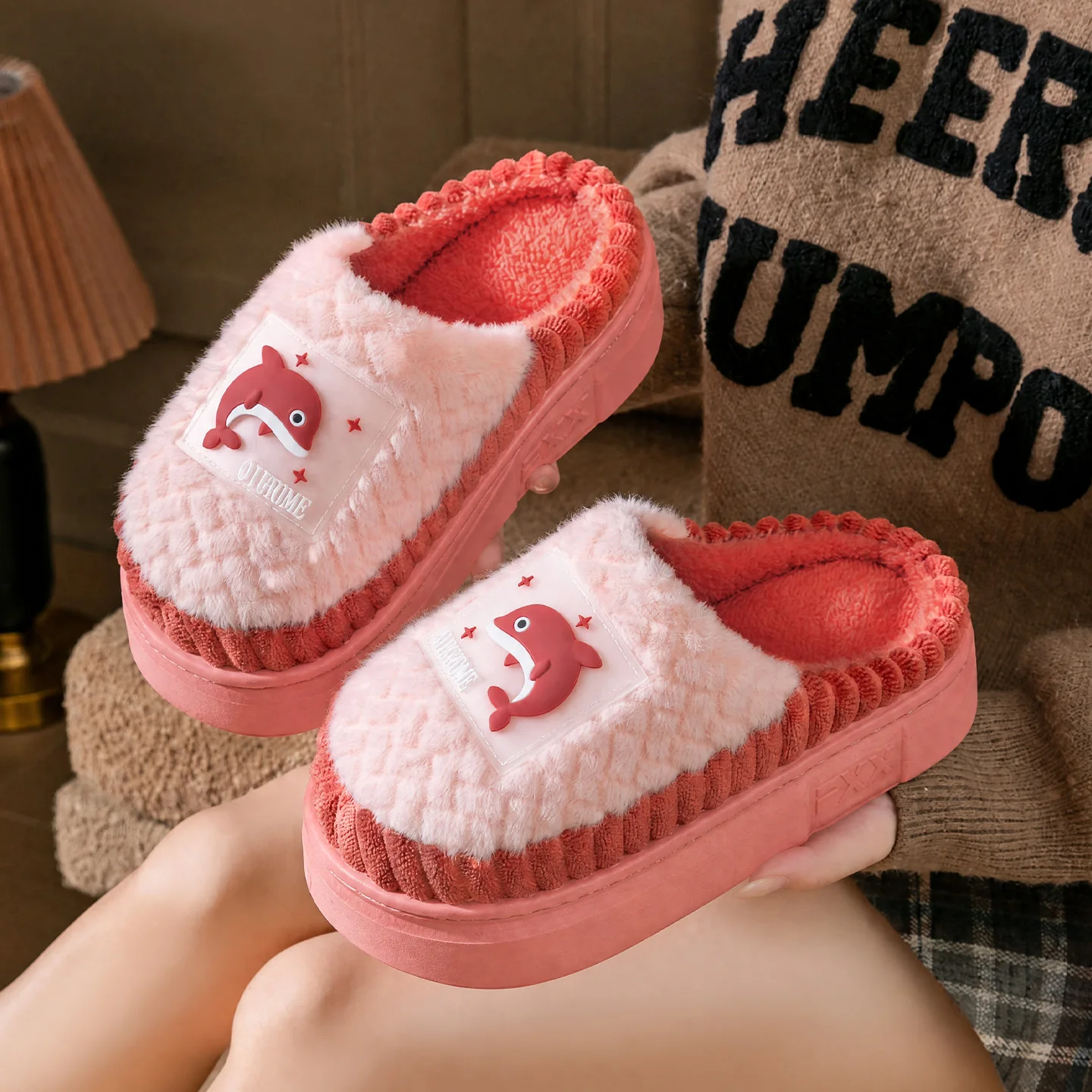 Winterwarme Hausschuhe für Damen und Herren, niedliche Wal-Cartoon-Plattformschuhe mit dickem Plüsch, rutschfeste, weiche EVA-Sohle, Indoor-Schlafzimmer-Slides, Mules – Detail 9