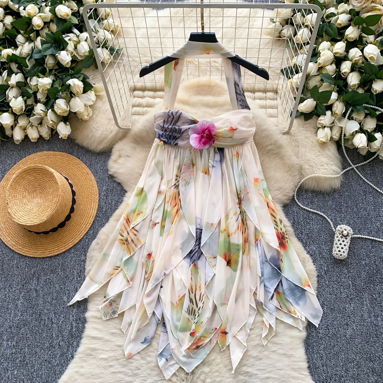 

Clothland женская блузка с лямкой на шее и цветочным принтом, асимметричная рубашка без рукавов и открытой спины, женские модные шифоновые топы нестандартной формы в стиле ретро WA405