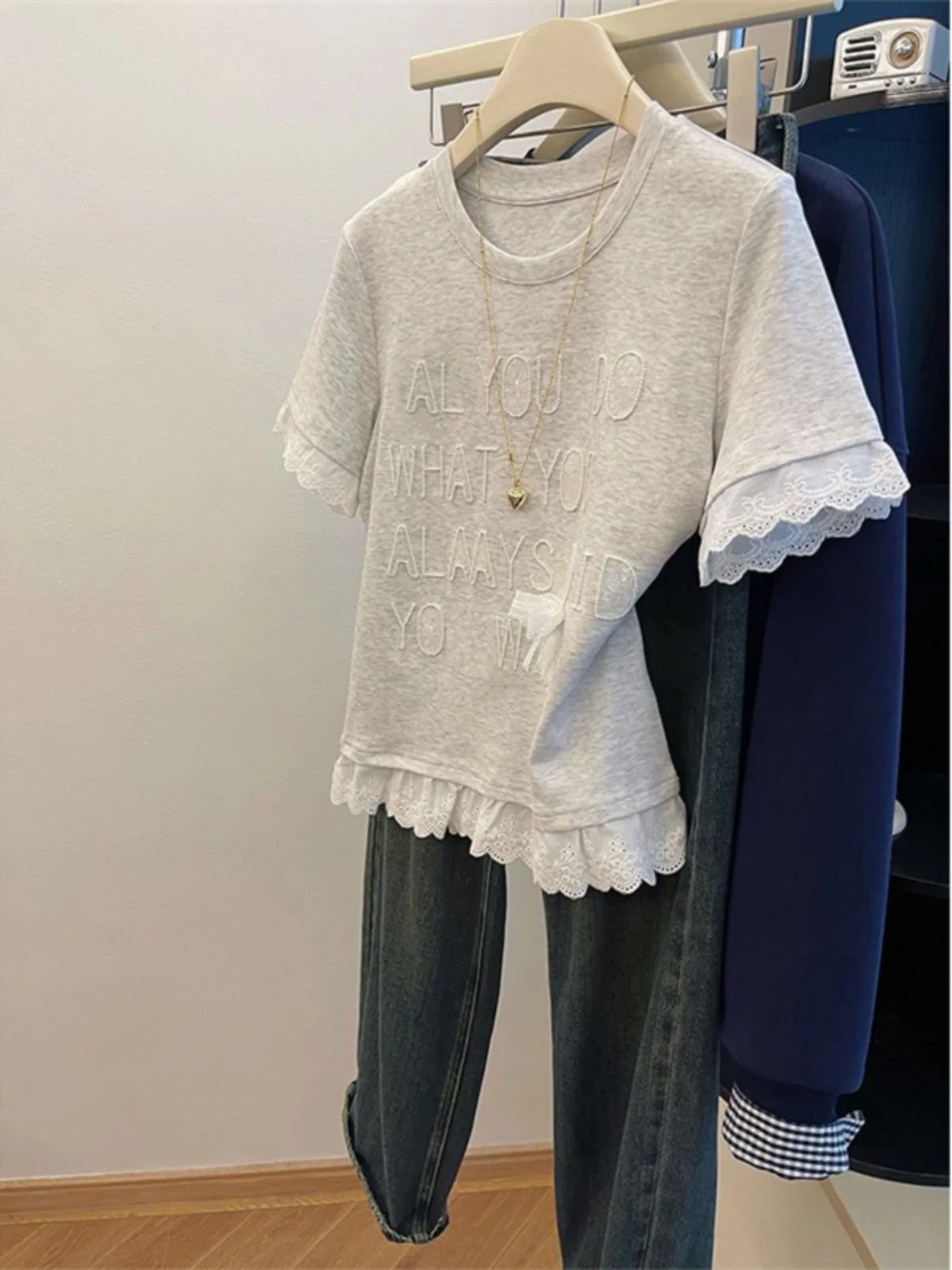 

Серая кружевная футболка с коротким рукавом, женская укороченная модель, утягивающий эффект, уникальный топ, модный повседневный стиль, корейская версия, подчеркивающая фигуру