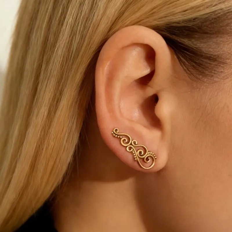 Retro Scroll Pattern Hollow Stud Earring for Women Fashion French Palace Style Earrings Party Jewelry Gifts