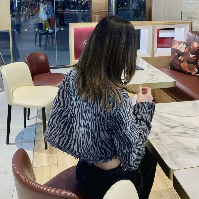 

2024, весенне-осенняя женская джинсовая куртка с принтом зебры и граффити, короткая миниатюрная сексуальная облегающая корейская модная верхняя одежда, куртка