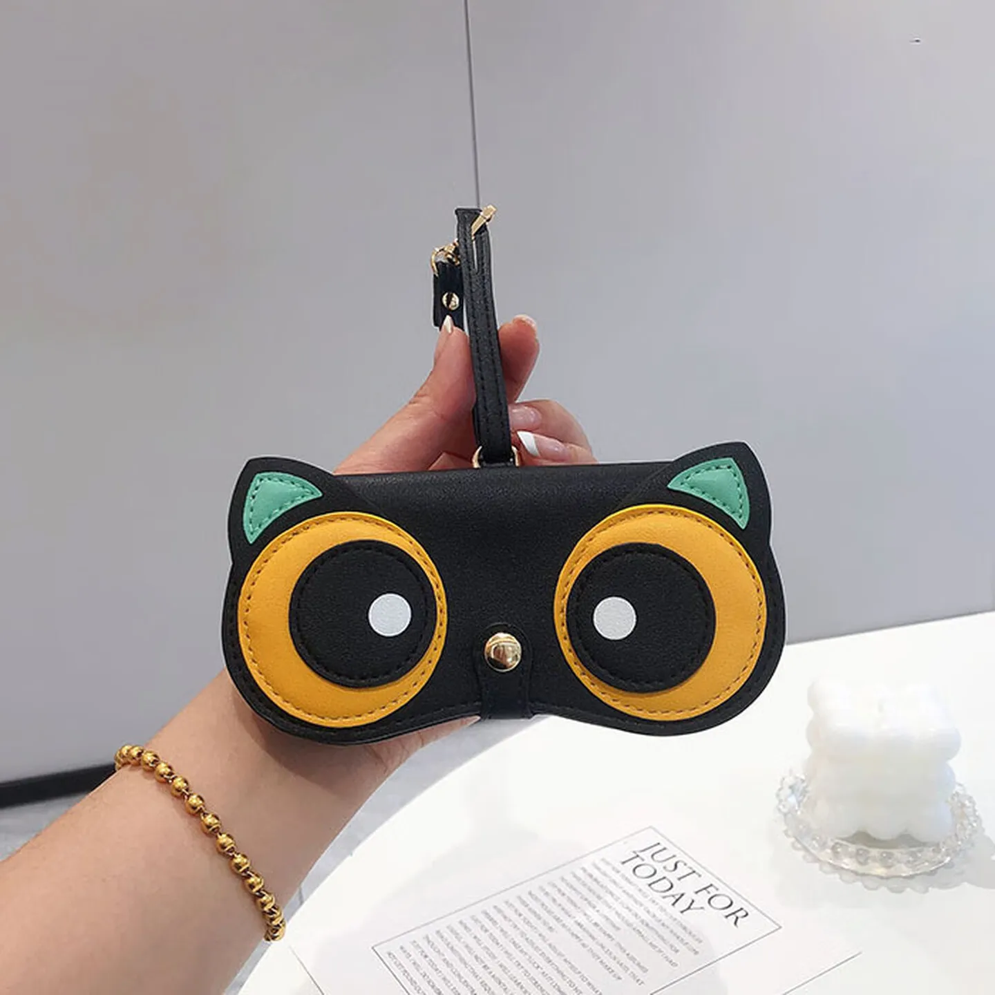 Raccoon Cartoon Eyeglass Pouch Soft Protective Sunglasses Case with Rear Clip Scratch Resistant Lining Portable Travel Accessory