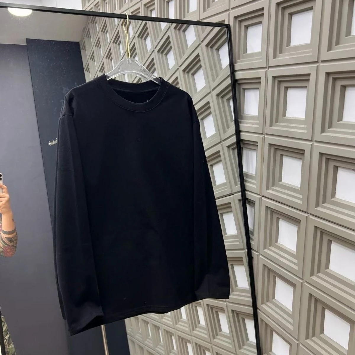Fall sweatshirt for men women, versatile long-sleeve T-shirt base layer casual top with comfort soft cotton daily.