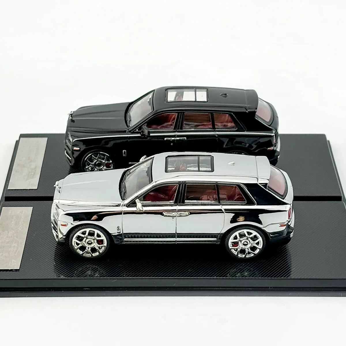 

Модель автомобиля SmallcarART 1/64 Cullinan из посеребренного сплава - В наличии