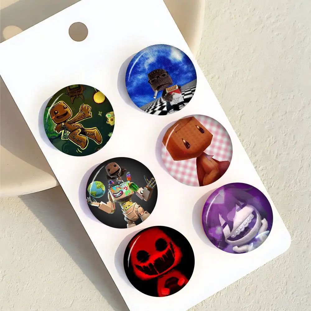 Lustige LBP S-Sackboy GAME Niedliche Anime-Figur Icon-Abzeichen Handgefertigte Weißblechbrosche für Rucksack Kleidung Brustornament Geschenke