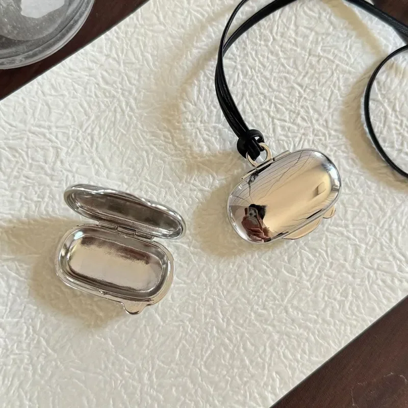 2024 New Moonlight Treasure Box Retro Pendant Leather Rope Necklace Light Luxury Niche Simple Premium Cold Necklace