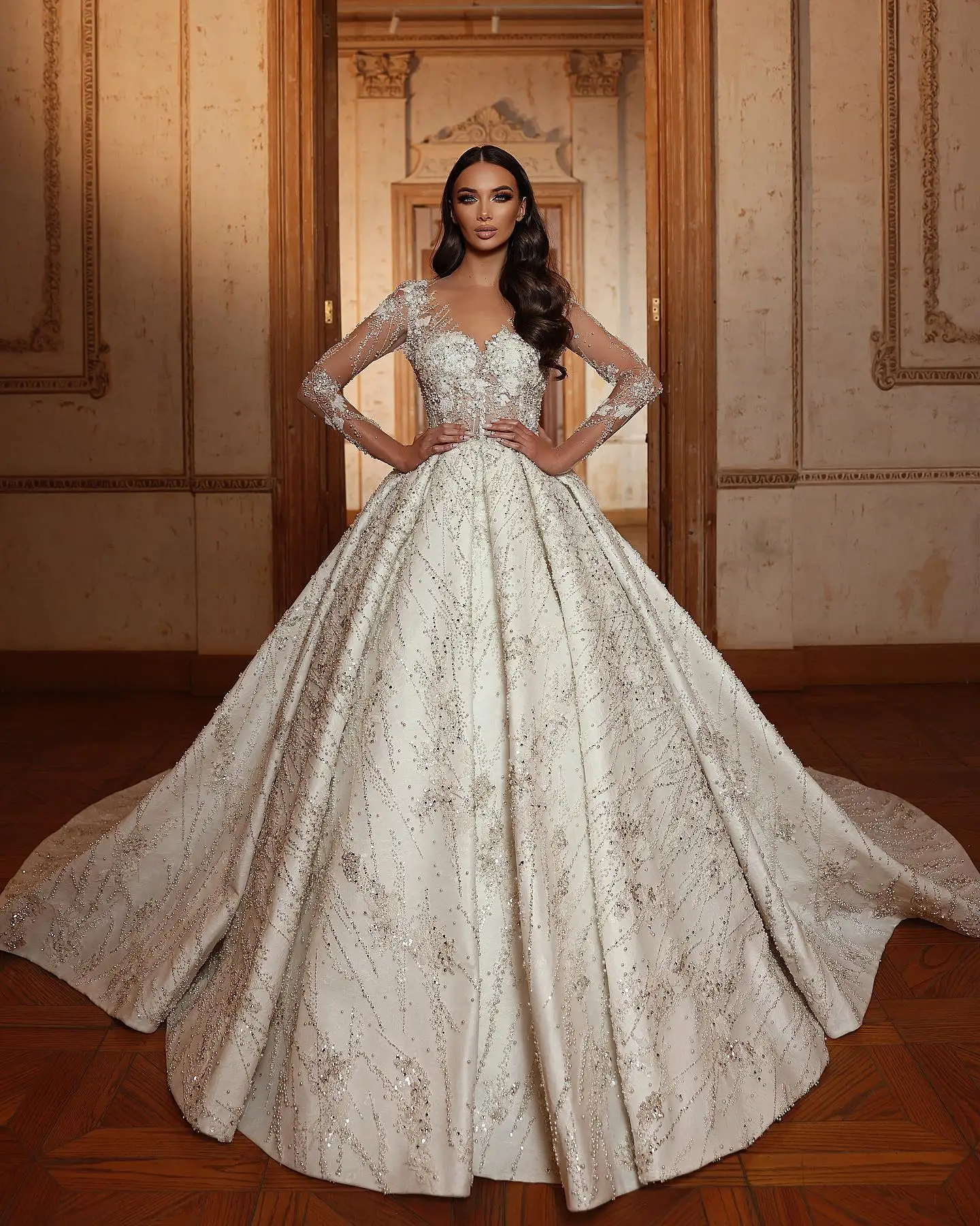 Luxurious V-neck Bridal Gown 2025 Charming Applique Wedding Dress Romantic Lace Long Sleeve Floor-Length Gown Customized