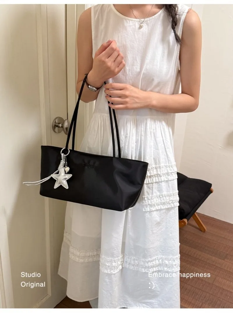 CEEKAY Minimalistische Handtasche aus massivem Nylon, zwei Tragemöglichkeiten, Metall-Sternanhänger, für Mädchen, vielseitig einsetzbar, frische, tägliche Unterarm-Umhängetasche – Detail 16