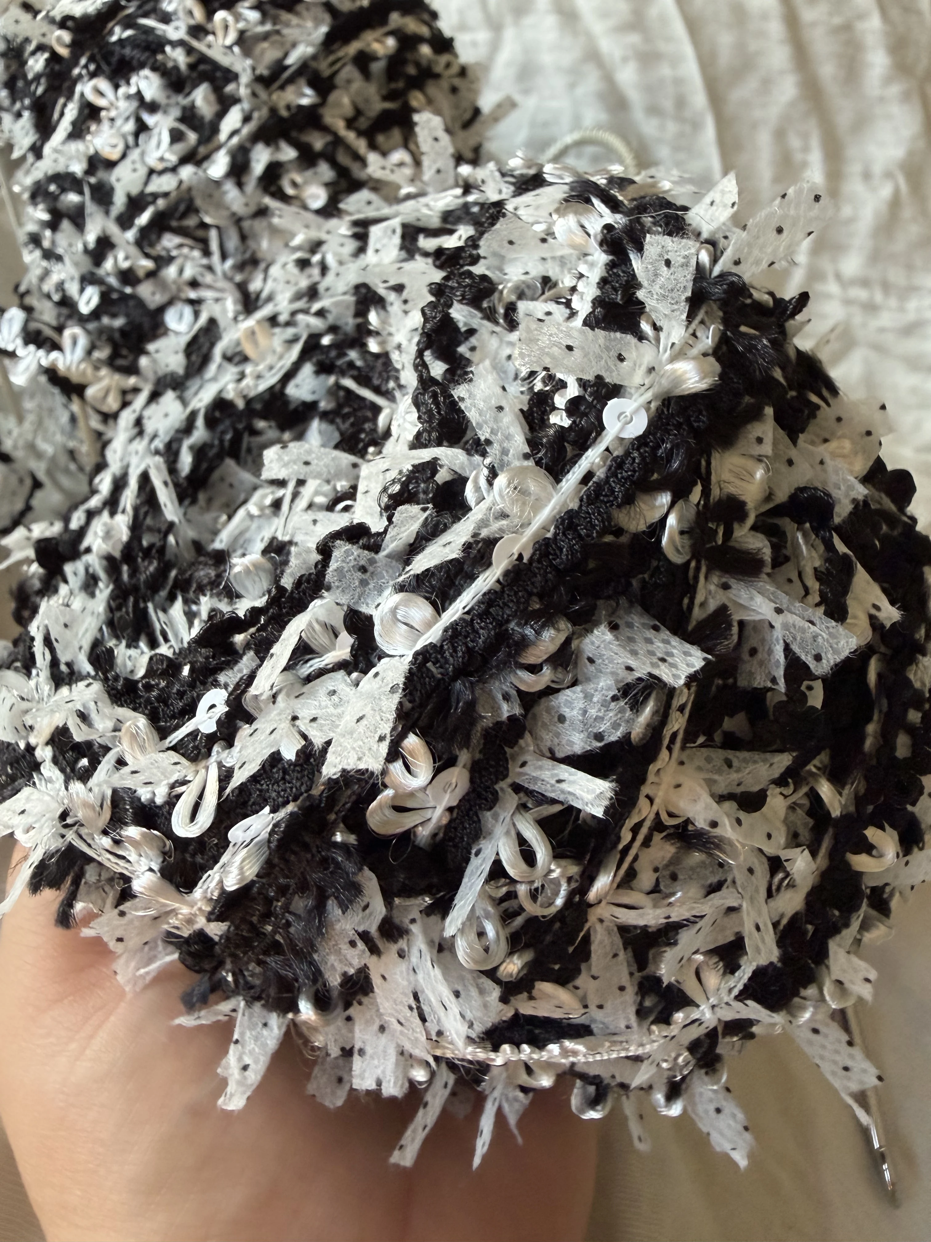 Hilo Mezclado a Mano con Cinta de Puntos de 100g - Hilo con Flecos Mixto Blanco y Negro con Bucle Plateado para Manualidades de Ganchillo, Bolsos y Bufandas