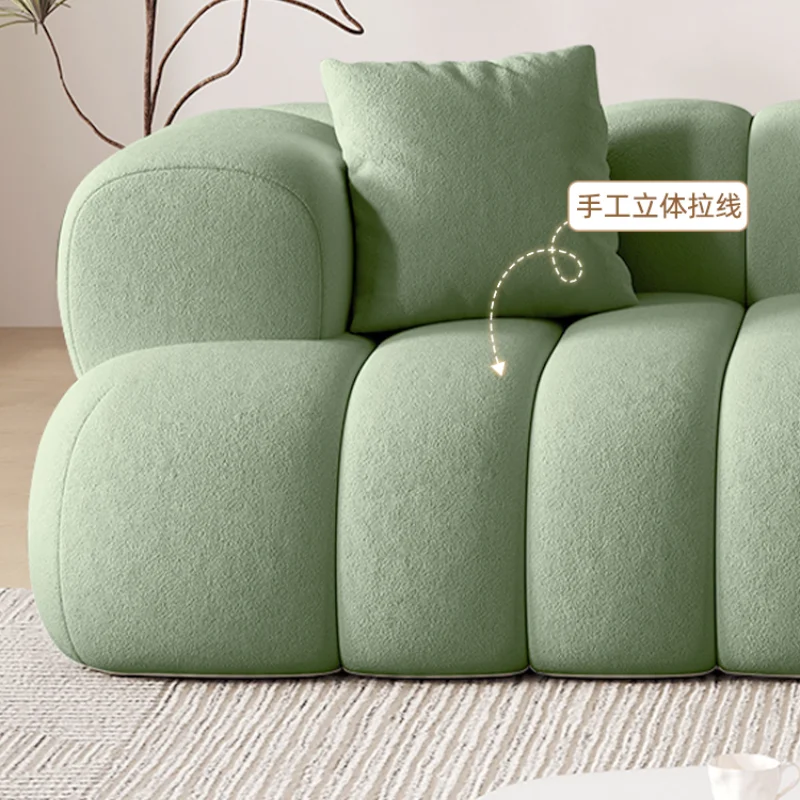 أريكة منتفخة من جلد الغنم الفرنسي الأنيق لغرفة المعيشة الحديثة الصغيرة مع تصميم بسيط وأثاث مستقيم لتخطيط ثلاثة أشخاص