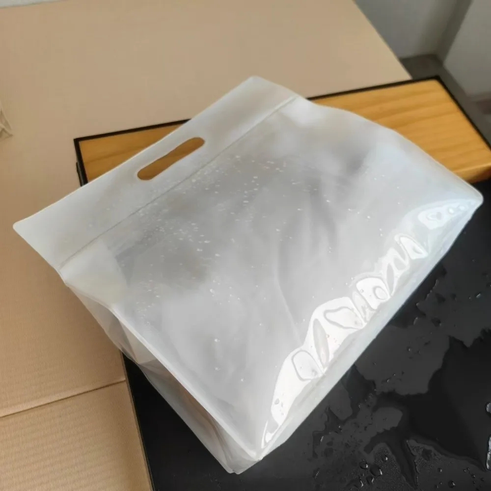 

Wet and Dry Separation Travel Toiletries Bag Thickened Material Moisture-Proof Features Water-Sprinkling Festival Bag