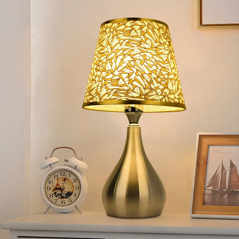 European Luxury Minimalist Floor Lamps Hotel Room Decor Creative Bedsides Foyer Study Bedroom Wrought Iron Fabric Table Lights