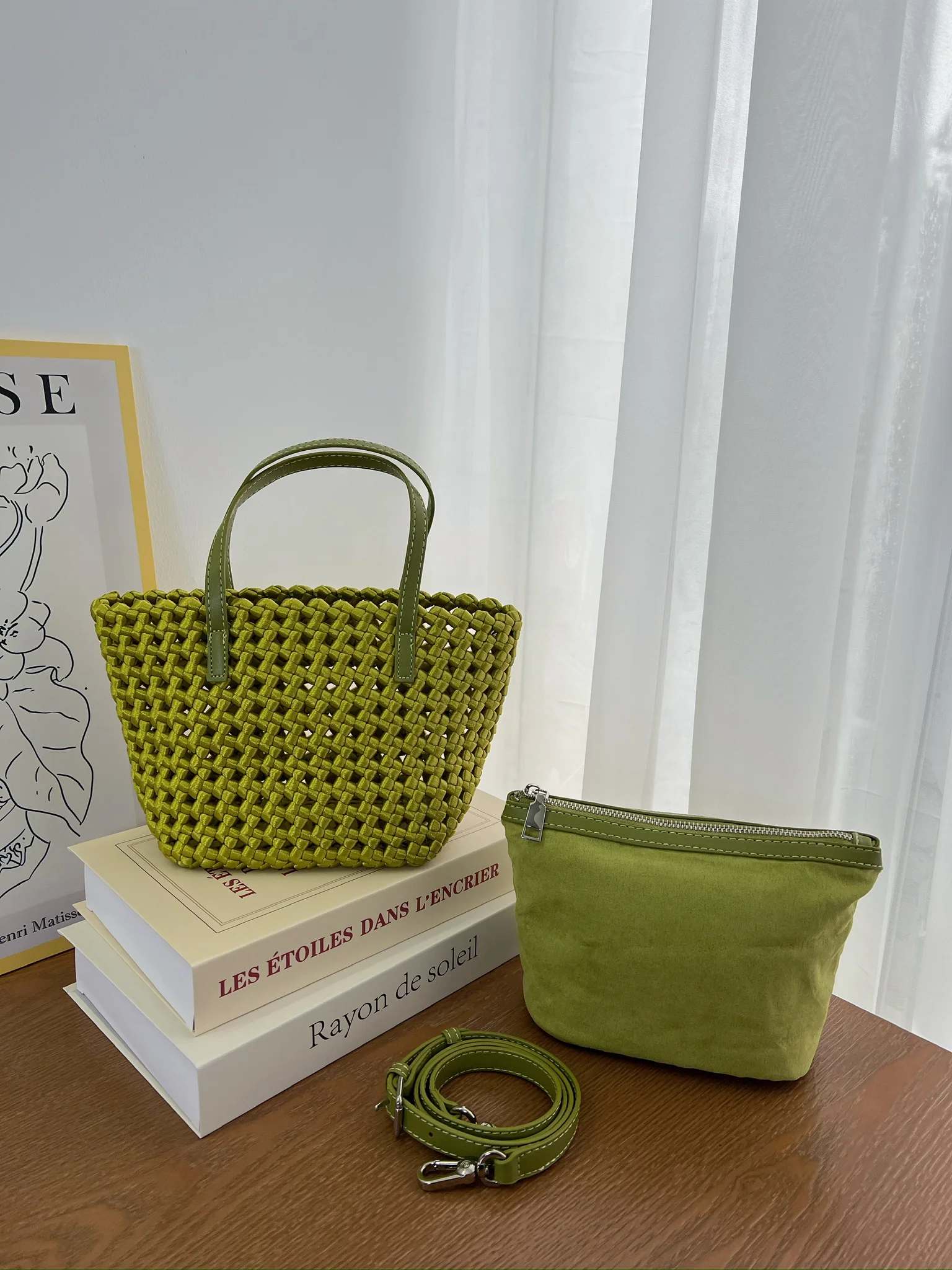 

Women's Hand-woven Crossbody Bag Durable Polyester Material with Hidden Pockets for Commute And Shopping