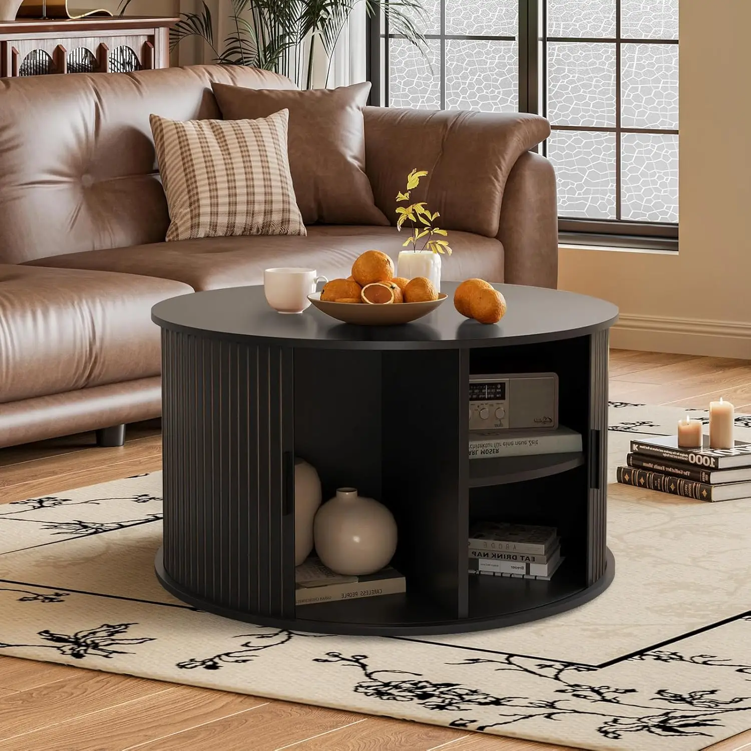 طاولة قهوة مستديرة للتخزين بأربعة مناطق، 31.5 بوصة مع 360 درجة °   باب منزلق منحني، لهجة خشبية مخددة ولمسة نهائية من خشب الجوز لغرفة المعيشة (B