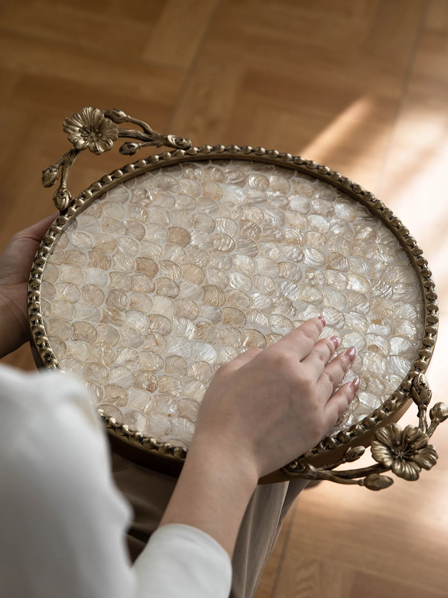 

Vintage Luxury Shell Decorative Tray Countertop Art Flower Miscellaneous Storage Tray with Metal Handles Cosmetics Storage Tray