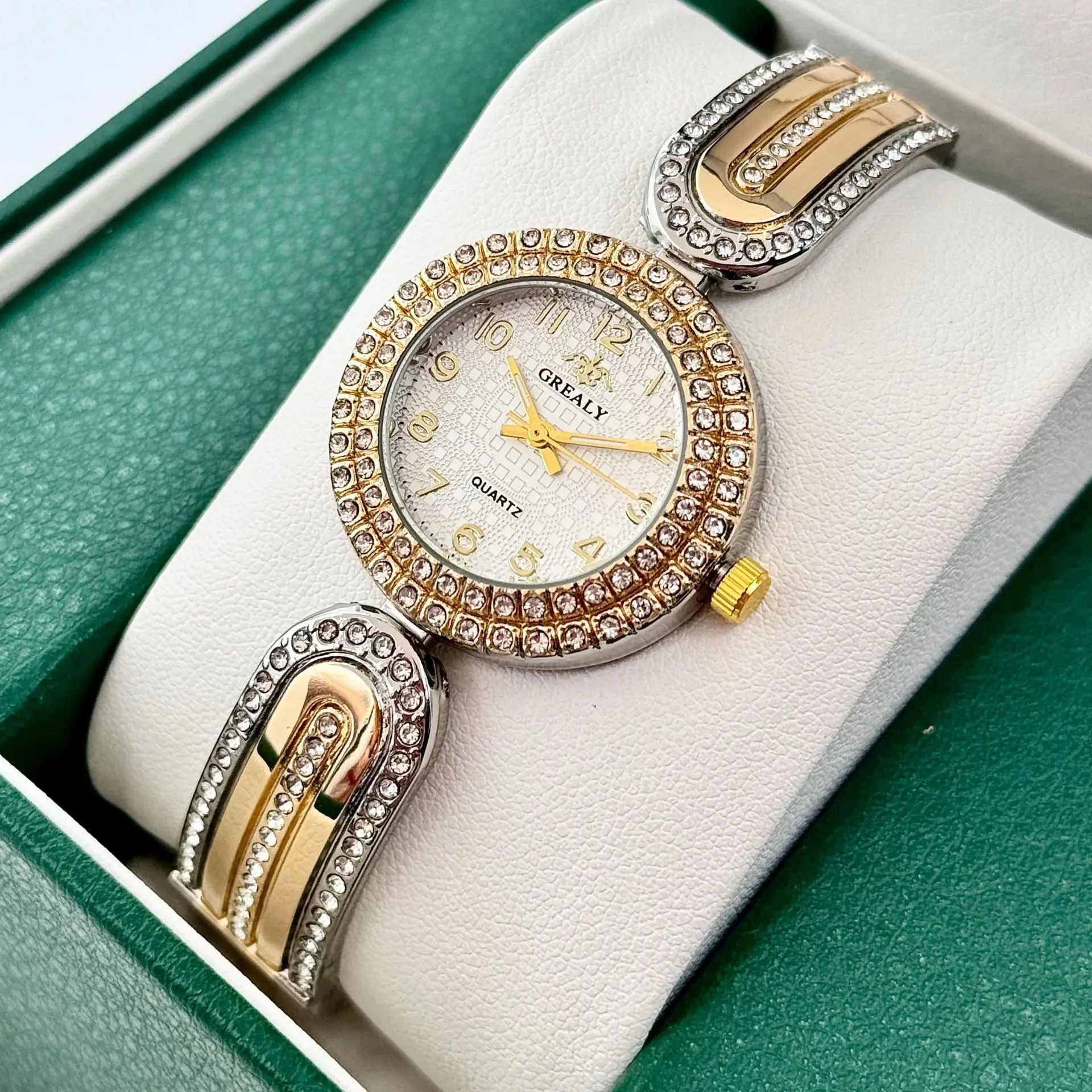 Diamond studded Women Watch Luxurious high-end Digital Dial Steel Strap Bracelet Watches Ladies Fashion Quartz Wristwatch