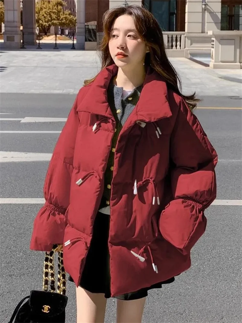 سترة قطنية بأزرار على شكل قرن البقر وياقة واقفة للنساء في الشتاء سترة قطنية فضفاضة جديدة خفيفة الوزن النسخة الكورية