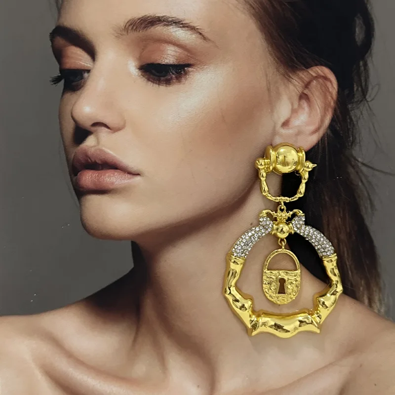 Fashionable Crystal Palace Style Vintage Earrings Necklace Light Luxury Elegant Piercing Senior Sense Ladies Jewelry