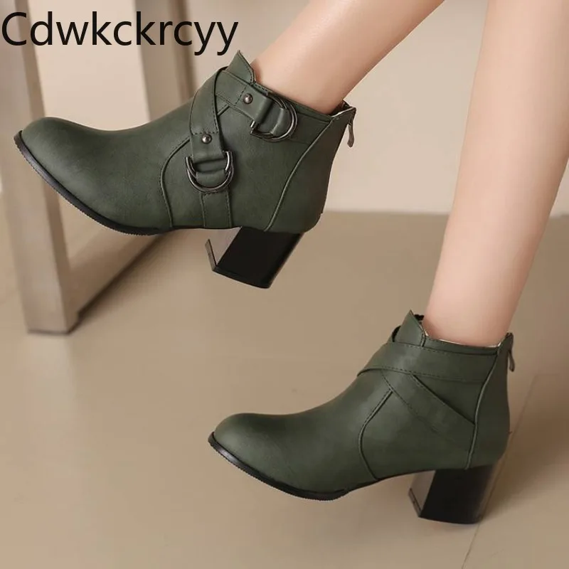 Осенне-зимние новые стильные модные женские сапоги на высоком каблуке, однотонные женские сапоги с круглой головкой и металлическим декором на квадратном каблуке