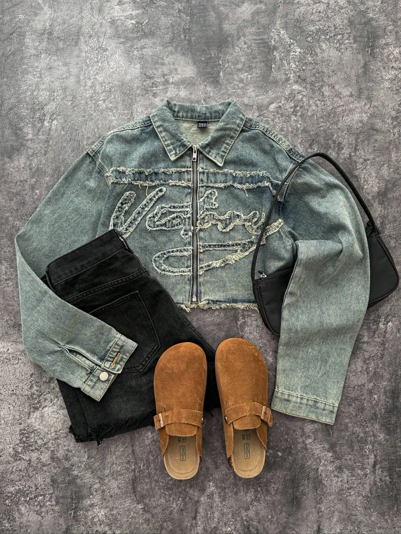 

Women's Y2K Vintage Denim Jacket with Front Zipper, Frayed Hem & Embroidered Logo, Casual Long Sleeve