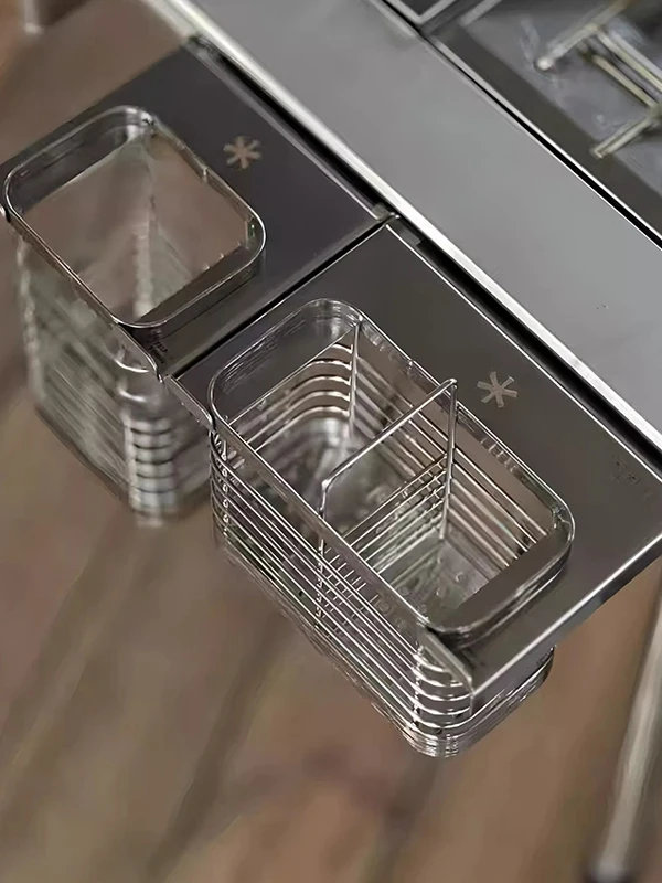 

Новые аксессуары для уличного стола IGT: боковая подвесная вентилируемая корзина из нержавеющей стали для хранения палочек для еды и посуды для пикника.