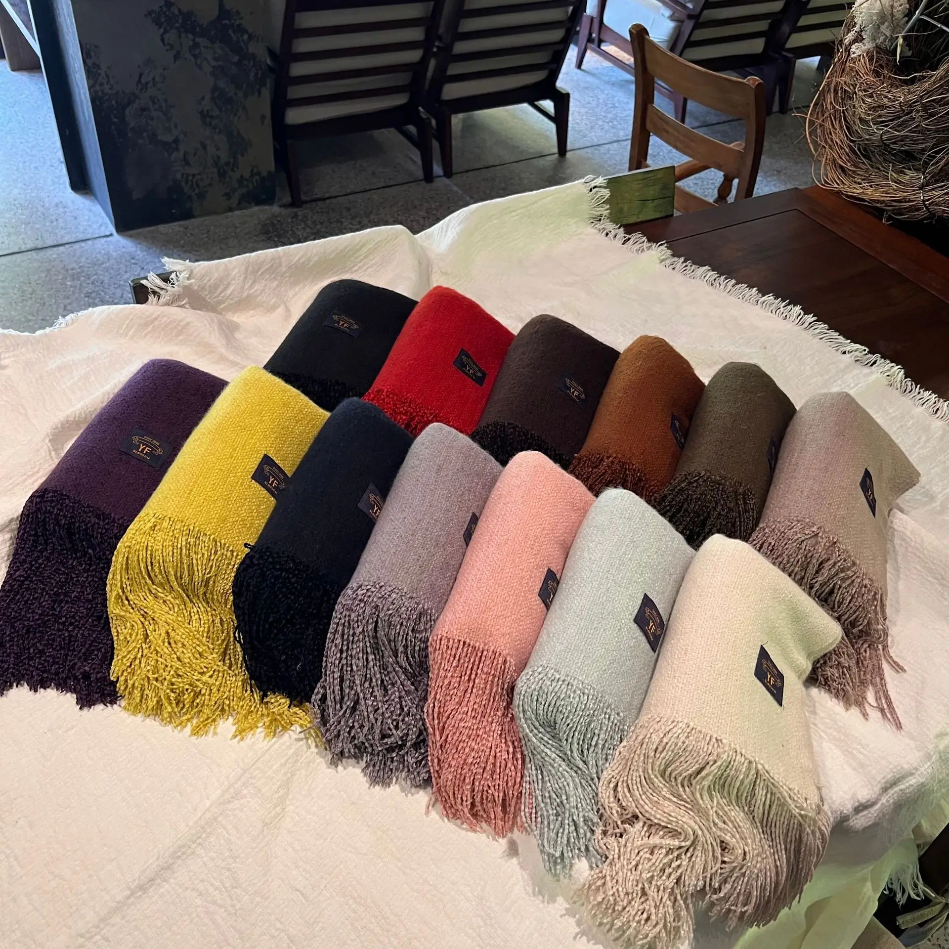 

2025 новый стильный атмосферный белый соус, фиолетовый длинный женский шарф с кисточками, утолщенная теплая верхняя одежда, морозостойкая шаль с кисточками