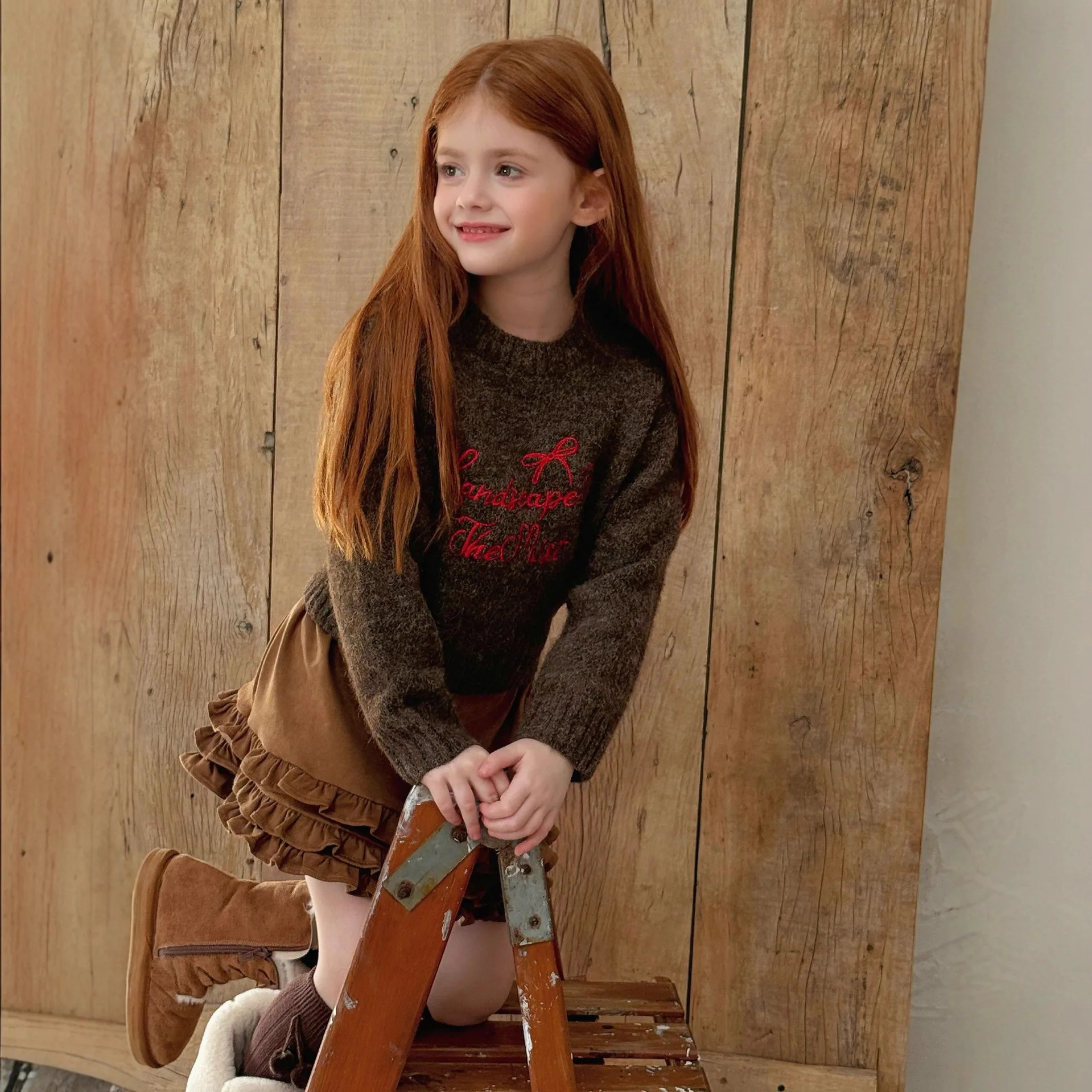 2025 شتاء جديد الأطفال رسالة مطرزة الجولة الرقبة سميكة معطف بقلنسوة الفتيات الكورية محبوك بلوزة سميكة