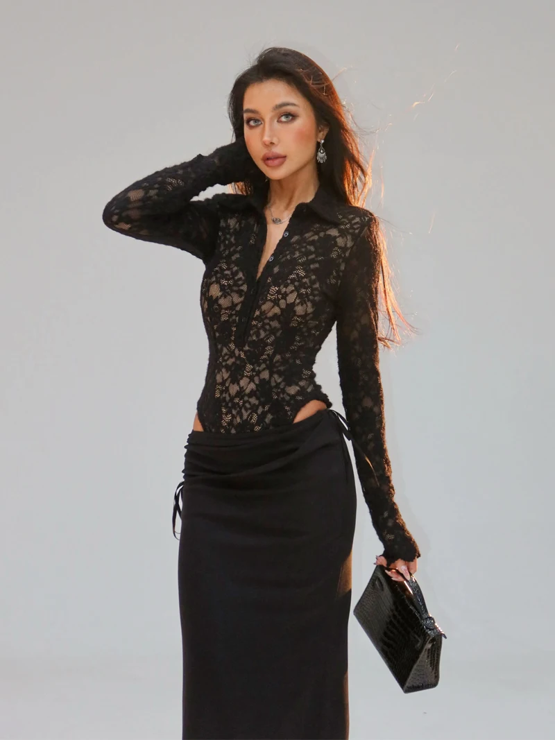 Damskie body z koronką, z długim rękawem, zapinane na częściowe guziki i z kołnierzykiem.