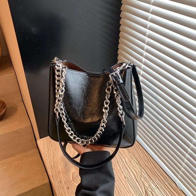 

Unique Casual Mini Clutch Bag For Leisure Women With Stylish Simple Vintage Fashion And Solid Color