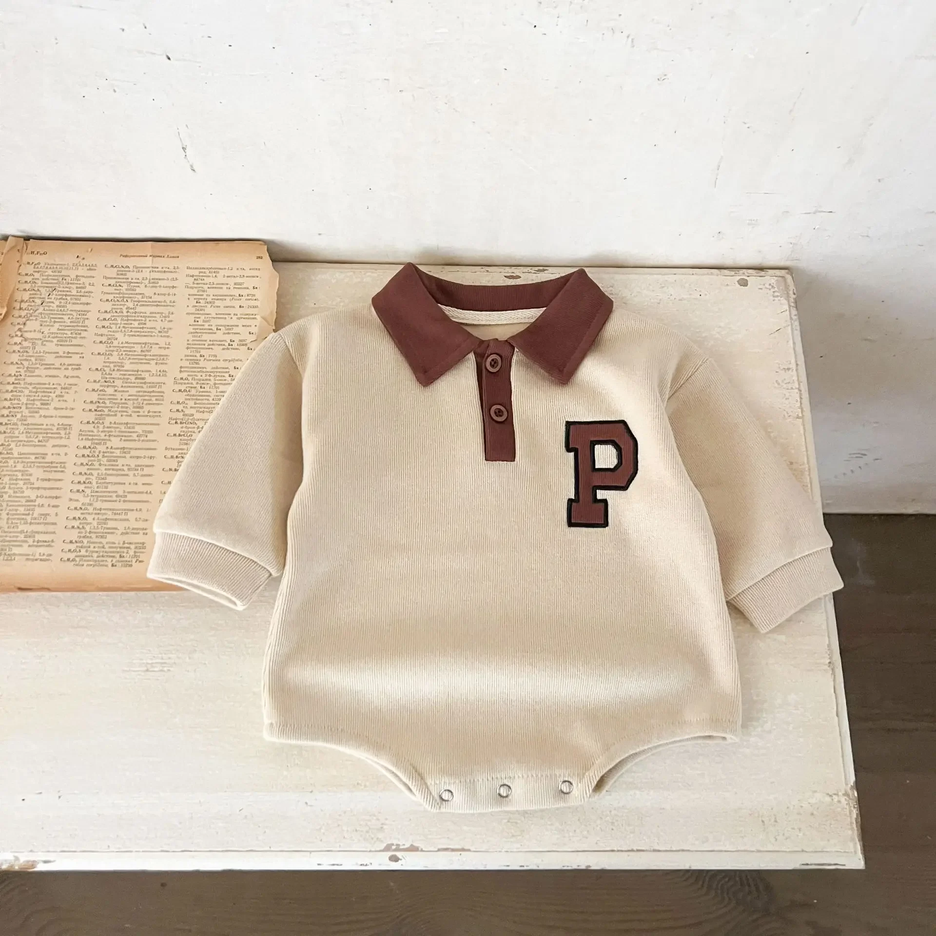 Pagliaccetto da neonato in stile coreano: body con bretelle a triangolo ricamato per bambine, perfetto per avventure all'aria aperta