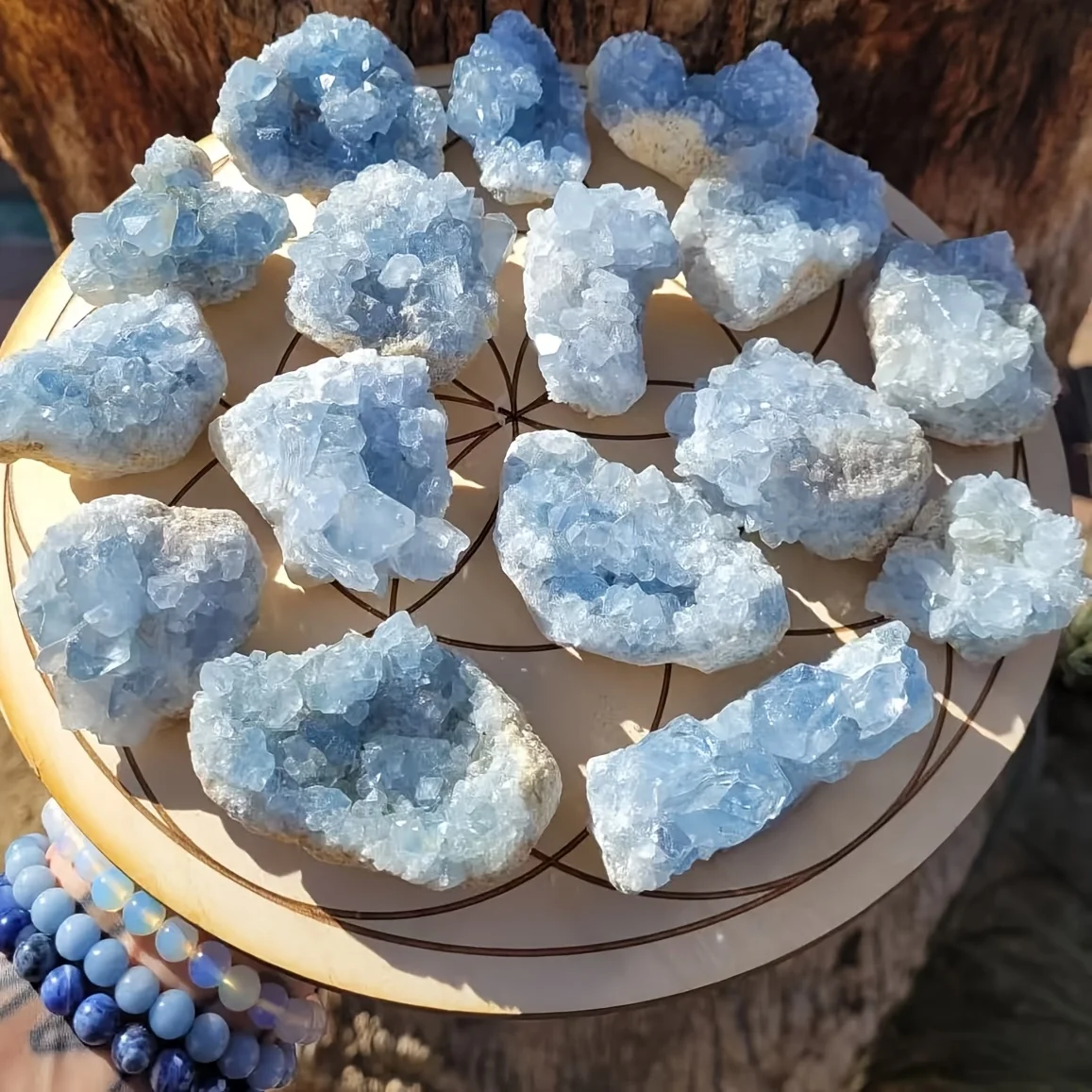 Un trozo de piedra en bruto de lapislázuli: un espécimen de cristal azul cielo con centro de cuarzo blanco y depósitos minerales