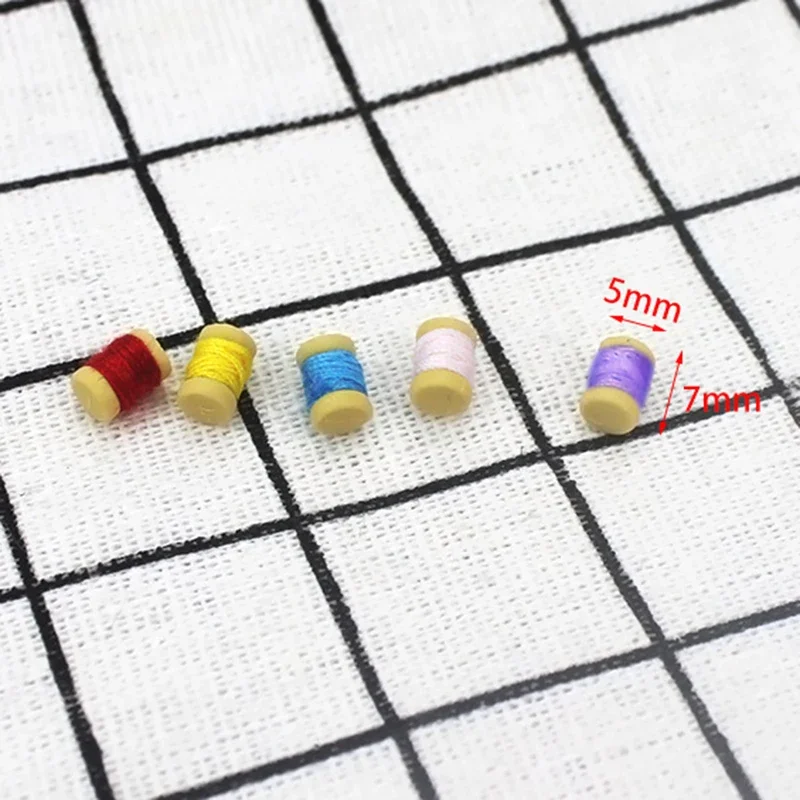5 Stuks 1/12 Poppenhuis Miniatuur Accessoires Mini Naaien Spoel Model Garen Wiel Speelgoed voor Poppenhuis Decoratie willekeurige kleur