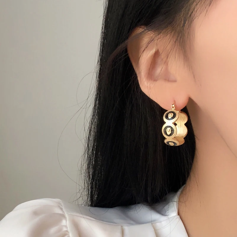 Anting-anting lingkaran geometris kreatif Vintage Perancis untuk hadiah wanita anting-anting mode unik minyak tetes hitam kepala singa Punk