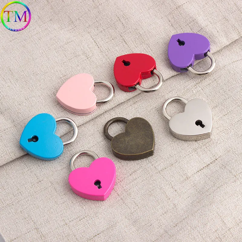 10 pezzi fibbia a forma di cuore chiusura in metallo Turn Lock Twist Locks con chiave fai da te borsa da donna borsa accessorio Hardware decorativo