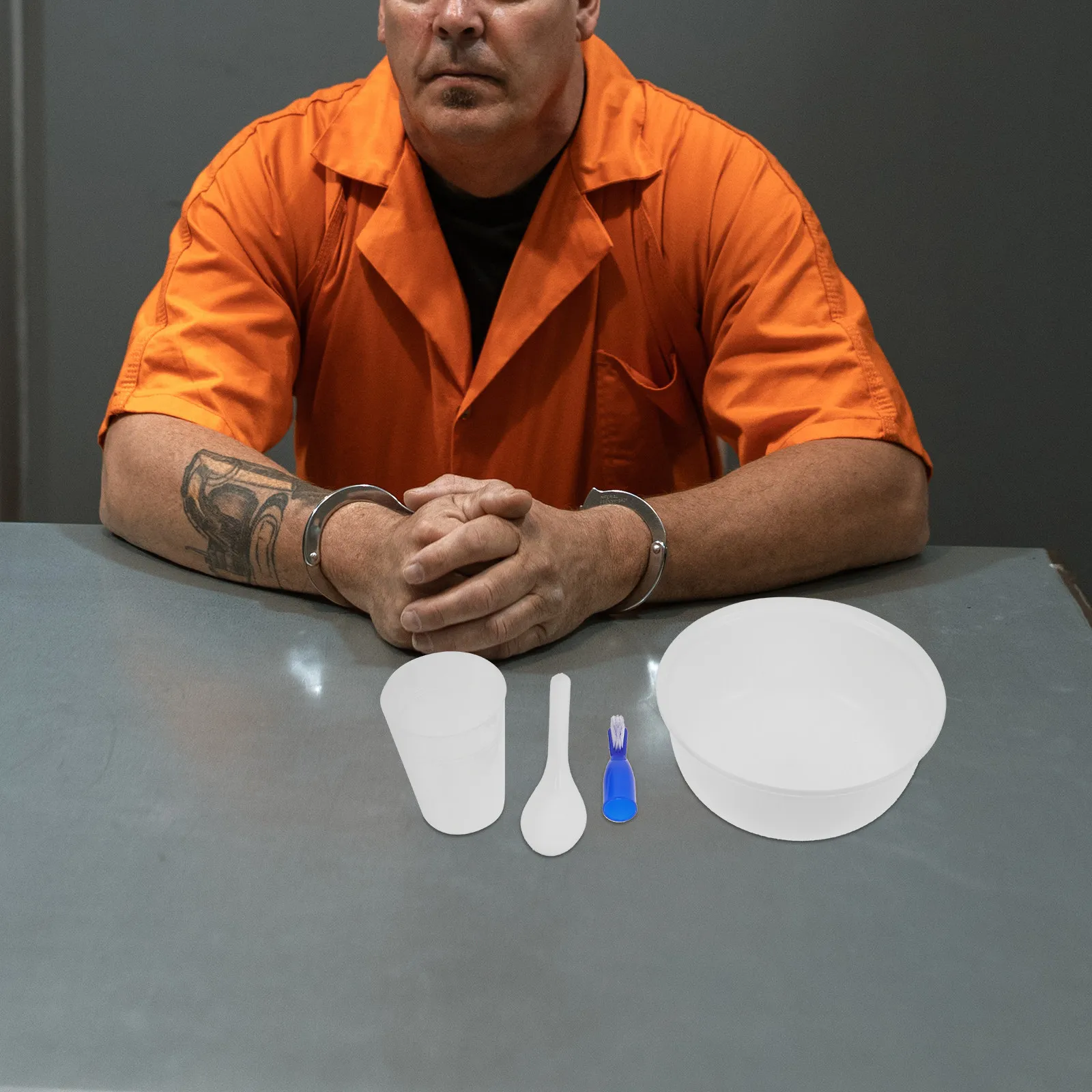 

Набор для тюремного использования: удобная чаша, ложка, щетка. Безопасный, недеформируемый, минималистичный набор для повседневного использования в тюрьмах и исправительных учреждениях.