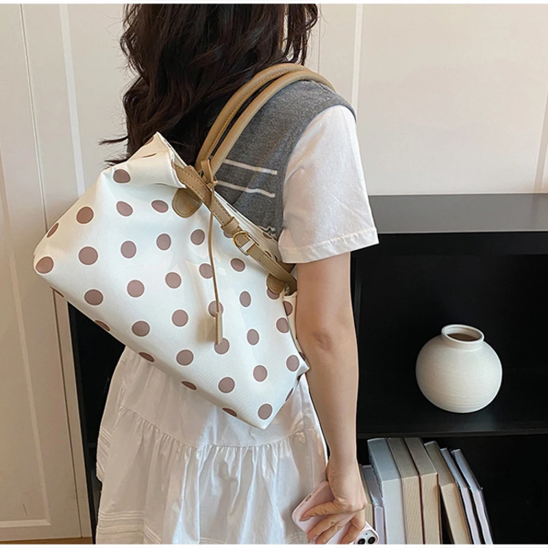Neue koreanische stilvolle gepunktete Tragetasche, personalisierte lässige Schultertasche mit Gürteldekor, einfache, vielseitige Pendler-Unterarmtasche – Detail 19