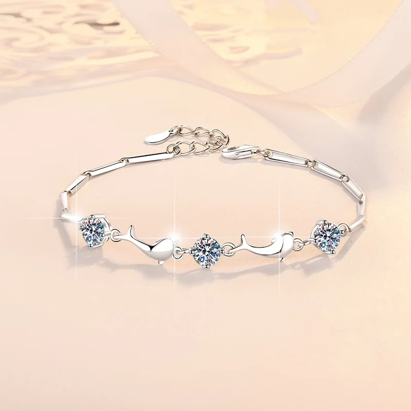 Metal holders lock 1.5ct moissanite for women’s Sansheng Sanshi Three-Stone Dolphin Bracelet within sturdy PT950 platinum shell