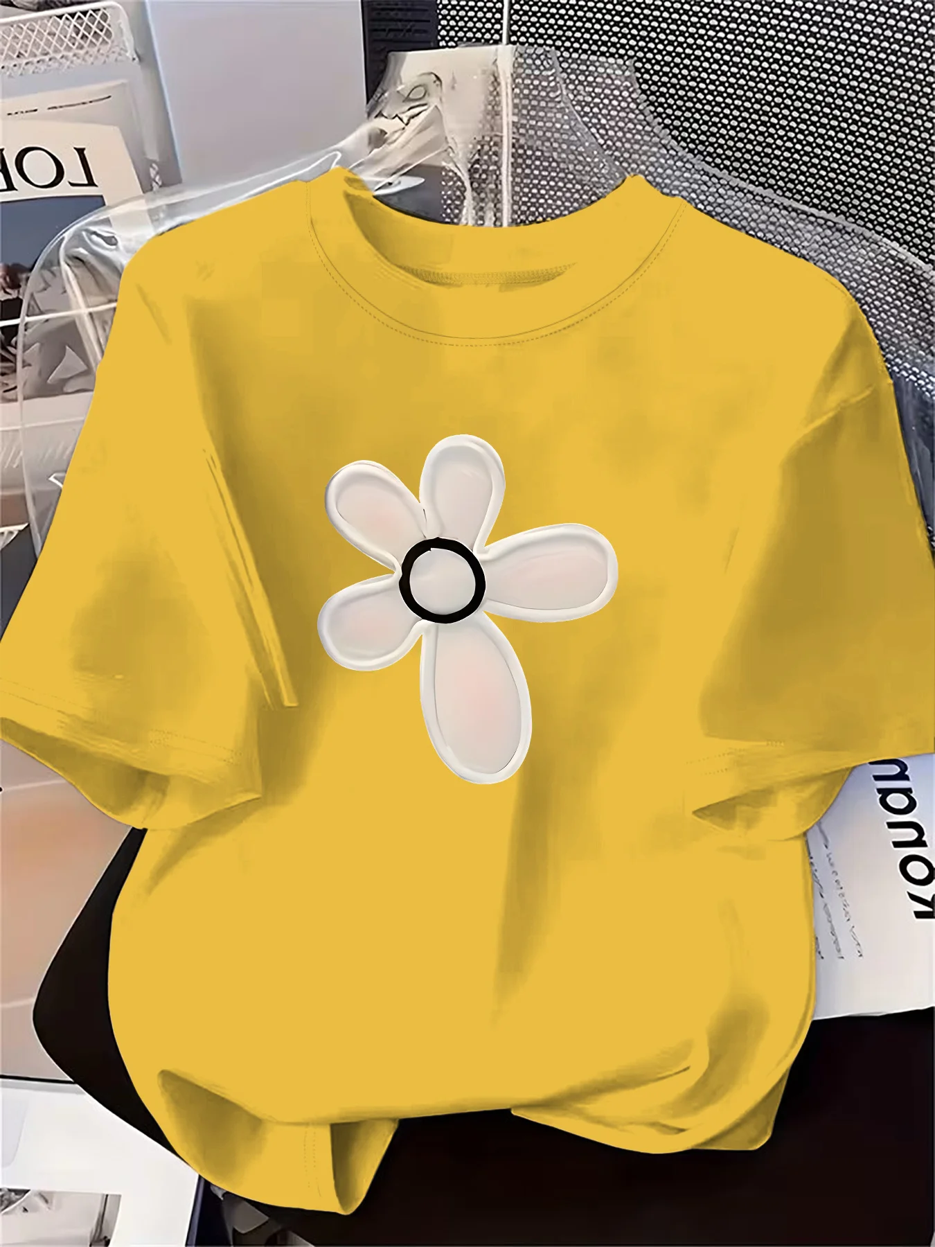 Women's White Flower Pattern Printed T-shirt, Fashionable and Casual Round Neck Comfortable Top, Unique and Personalized T-shirt