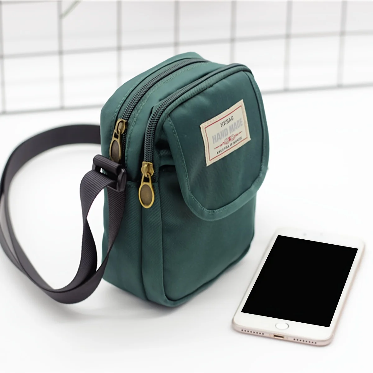 Simple new fashion trend nylon shoulder bag, girls large screen messenger mobile bag