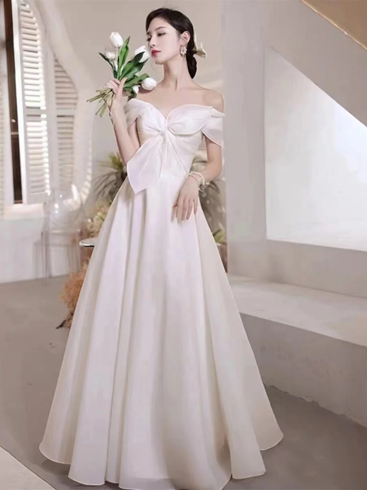 

Изящное свадебное платье на одно плечо из европейской органзы, приталенное, для выездных мероприятий, фотосессий и подружек невесты