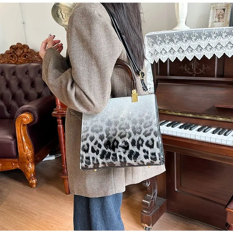 

2025 Women‘s Transparent Shoulder Bag, Retro Clear Tote with Chain Strap, Vintage Multi-way Crossbody Purse for Casual Dating