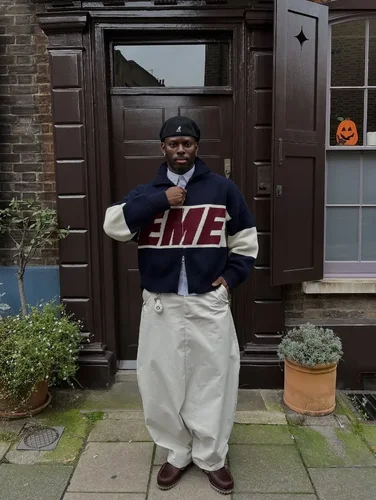 Imagen 2 del producto Suéter de pareja otoño e invierno cálido nuevo estilo empalmado Suéter de gran tamaño con bordado de letras, cárdigan sencillo y moderno con cremallera para hombre