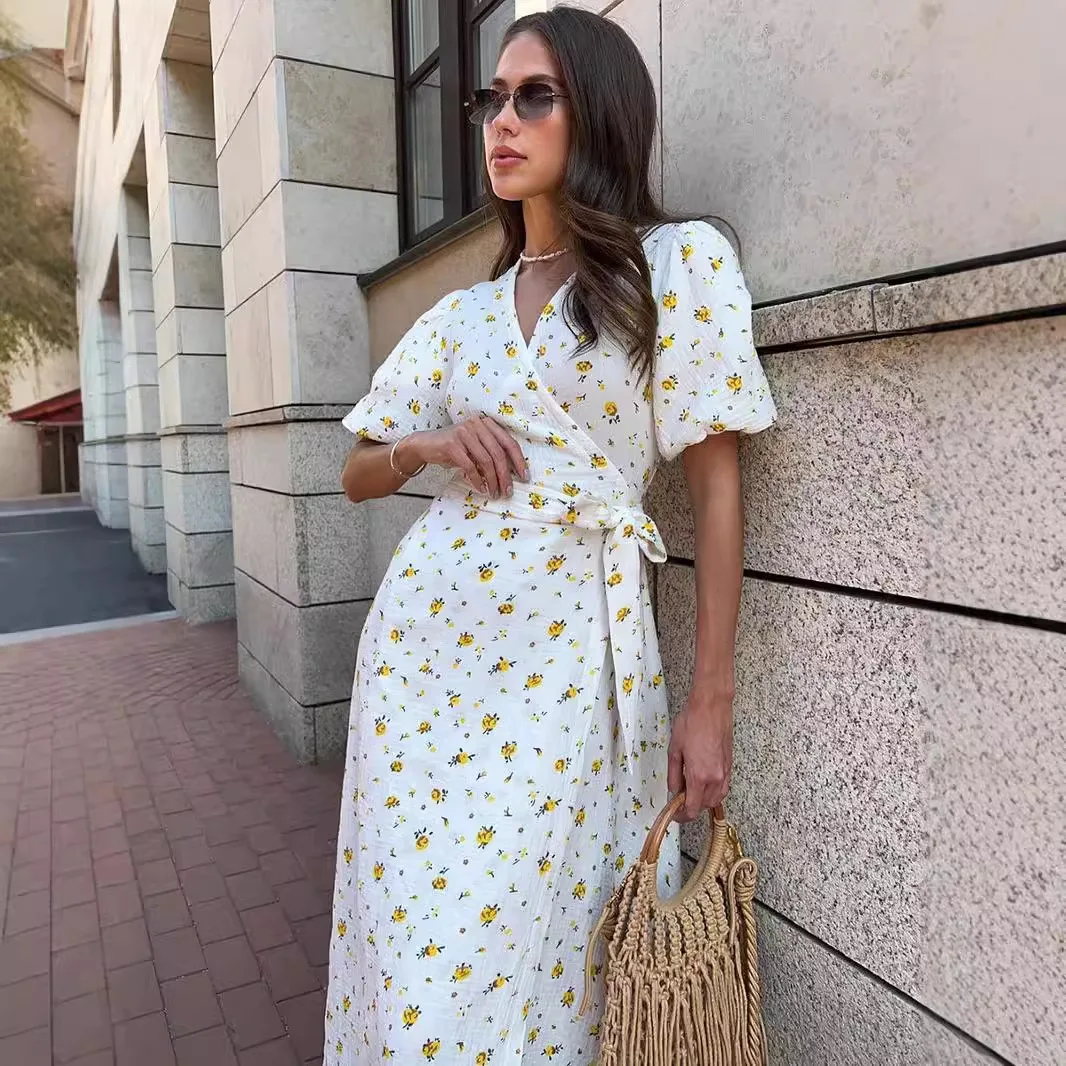 ชุดเดรสผ้าฝ้ายพิมพ์ลายดอกไม้สำหรับฤดูร้อน รุ่นใหม่สำหรับผู้หญิง แขนพองทรงบับเบิ้ล คอวี พร้อมเข็มขัด  ผ้าระบายอากาศ ใส่สบาย